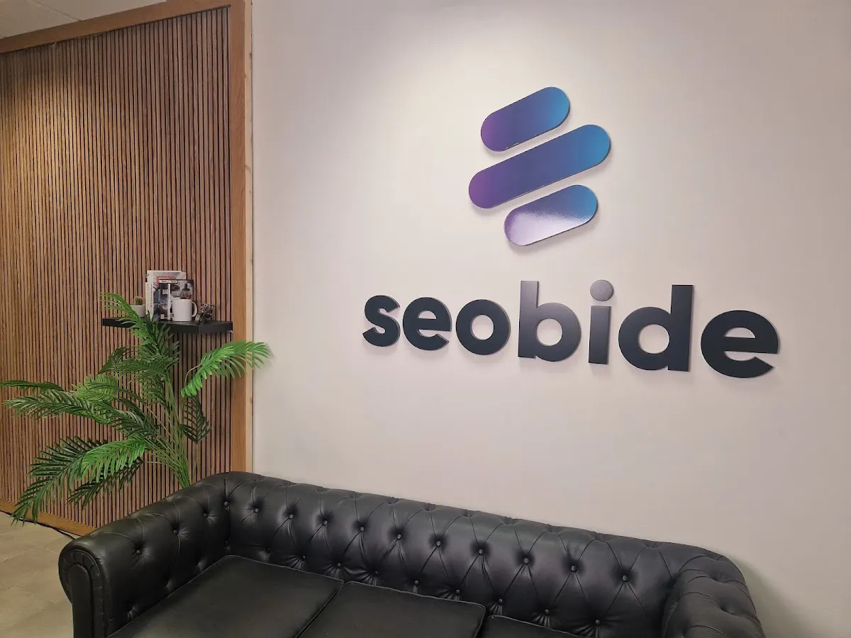 Logotipo de Seobide en la pared sobre un sofá de recepción