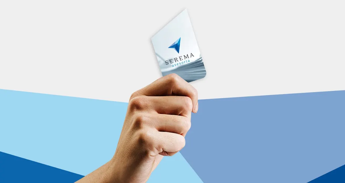 Mano sosteniendo una tarjeta de SEREMA asesoría sobre un fondo geométrico azul.