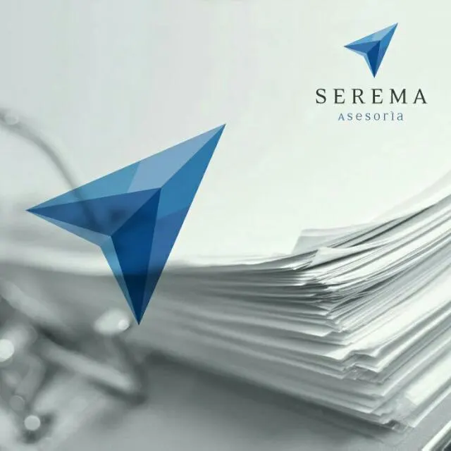 Logotipo de SEREMA asesoría junto a una pila de documentos.