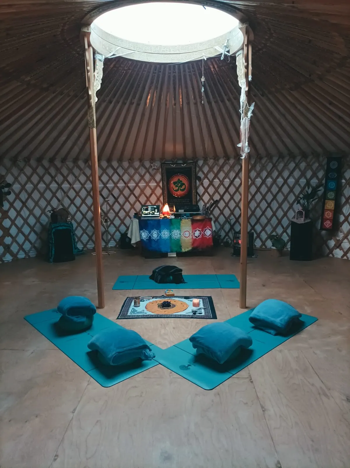 Espacio de yoga con esterillas dentro de la yurta de Shatri Yoga