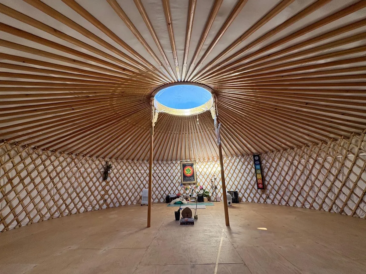 Interior de la yurta de Shatri Yoga, con estructura de madera y abertura central