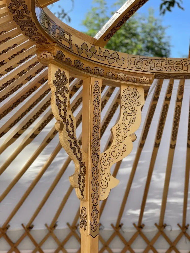 Detalle ornamental de madera en la estructura de la yurta de Shatri Yoga