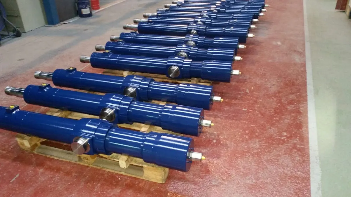 Piezas metálicas azules preparadas para un trabajo de pintura en polvo de SIBAPOL