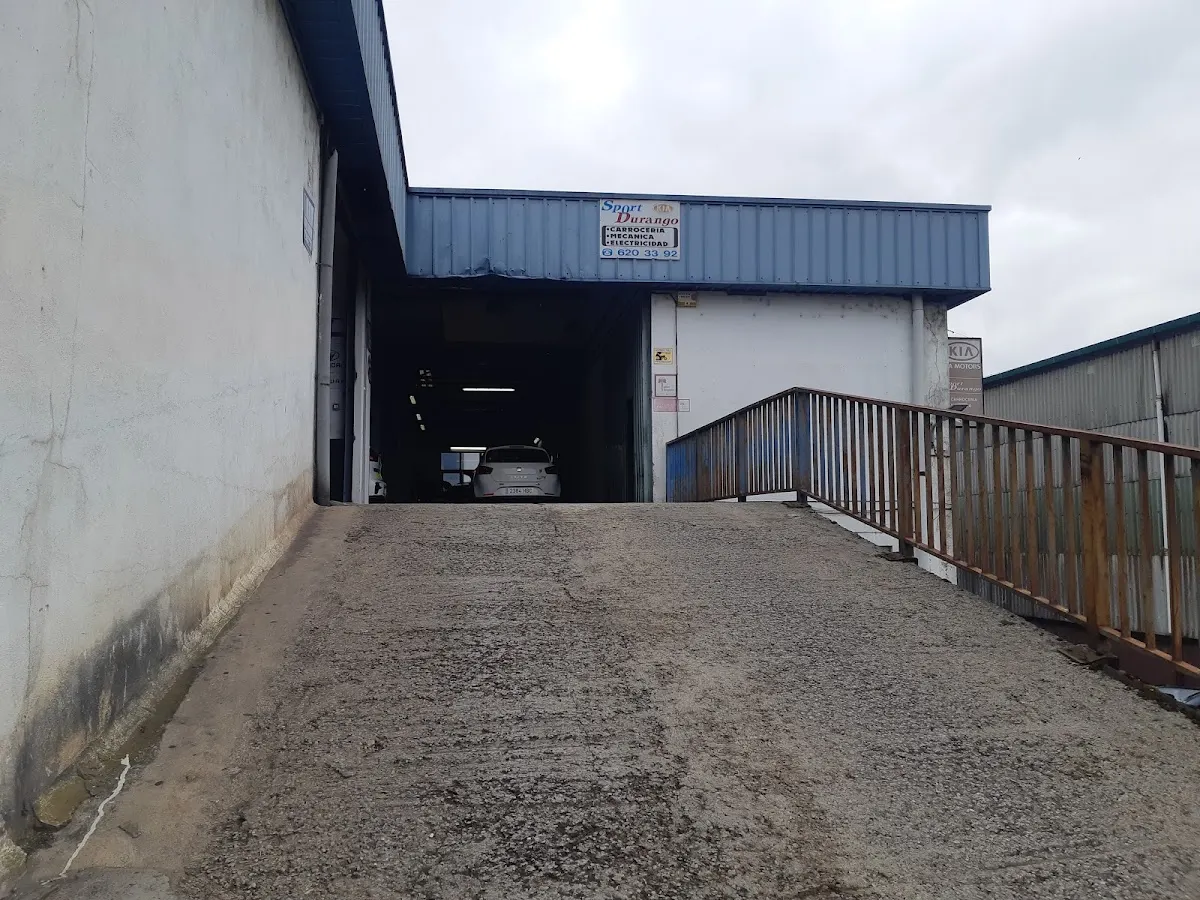 Entrada al taller SPORT DURANGO S.L. en un pabellón industrial