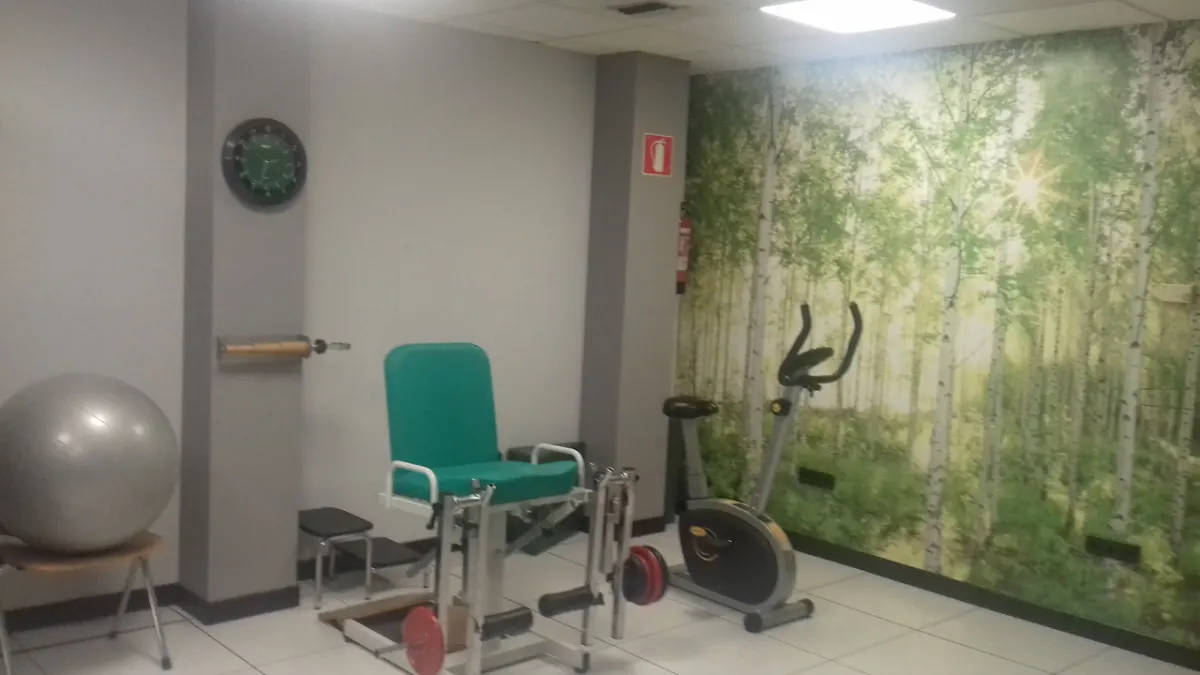 Sala de fisioterapia de Goreti Aranburu con camilla, bicicleta estática y material de ejercicio.