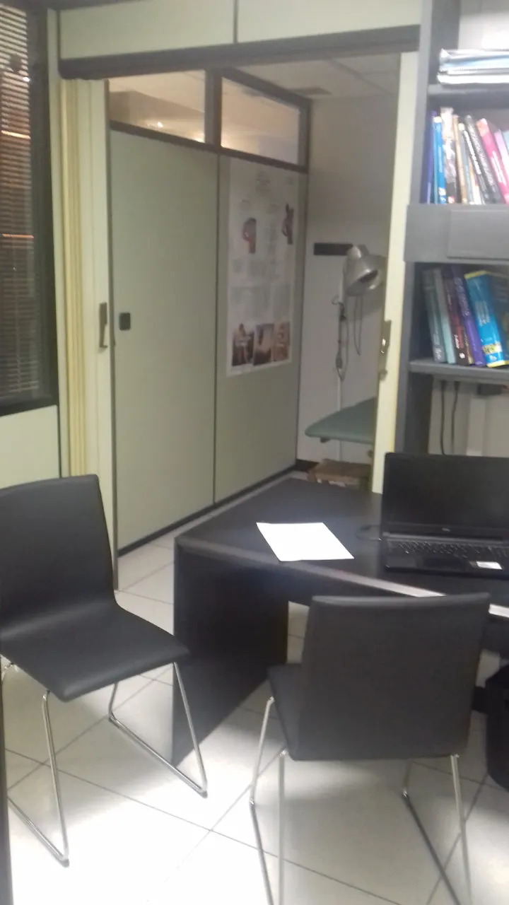 Zona de recepción de la consulta de Goreti Aranburu, con sillas y mesa.