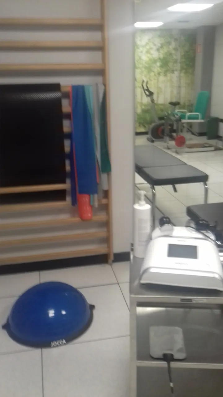 Material de ejercicio y equipo de fisioterapia en la consulta de Goreti Aranburu.