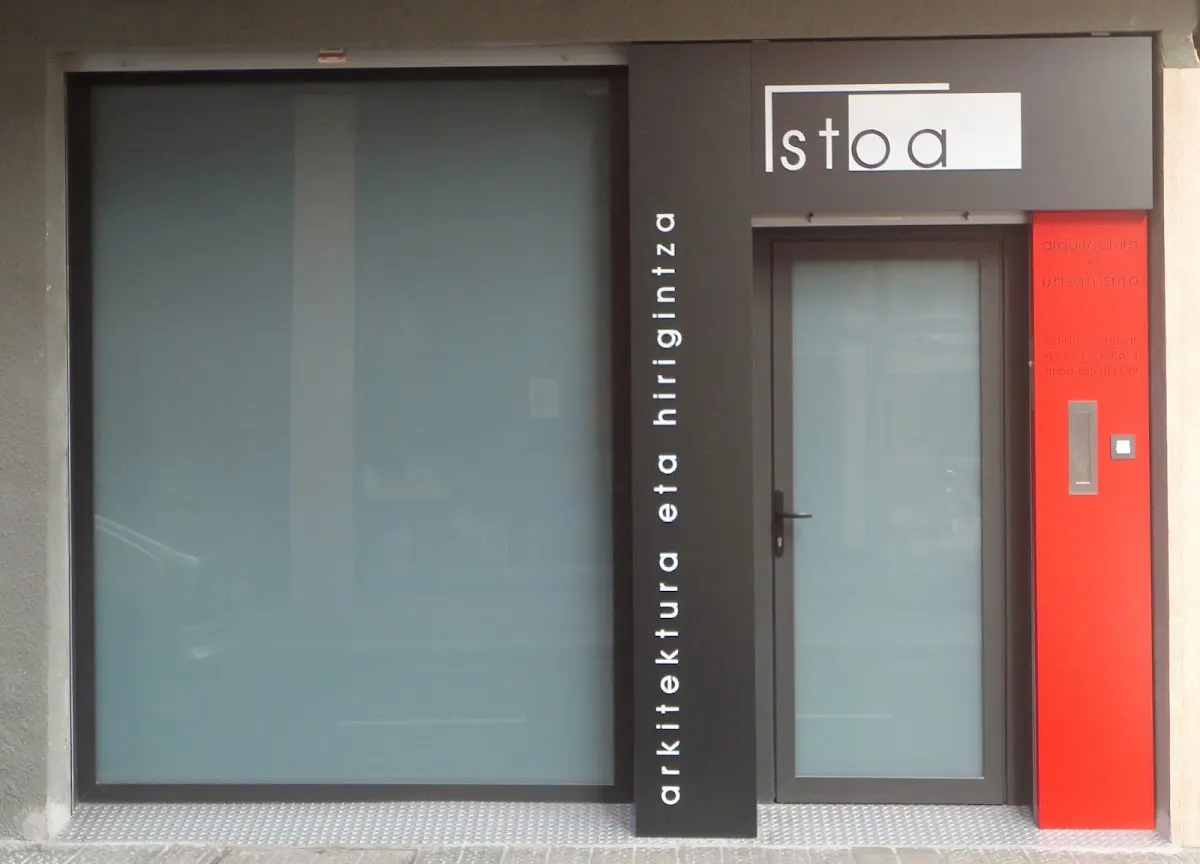 Entrada acristalada del estudio STOA Arkitektura eta Hirigintza.