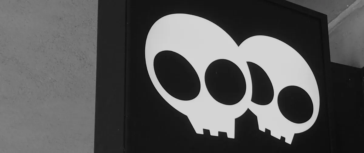 Rótulo exterior de Strike con su logotipo en blanco y negro.