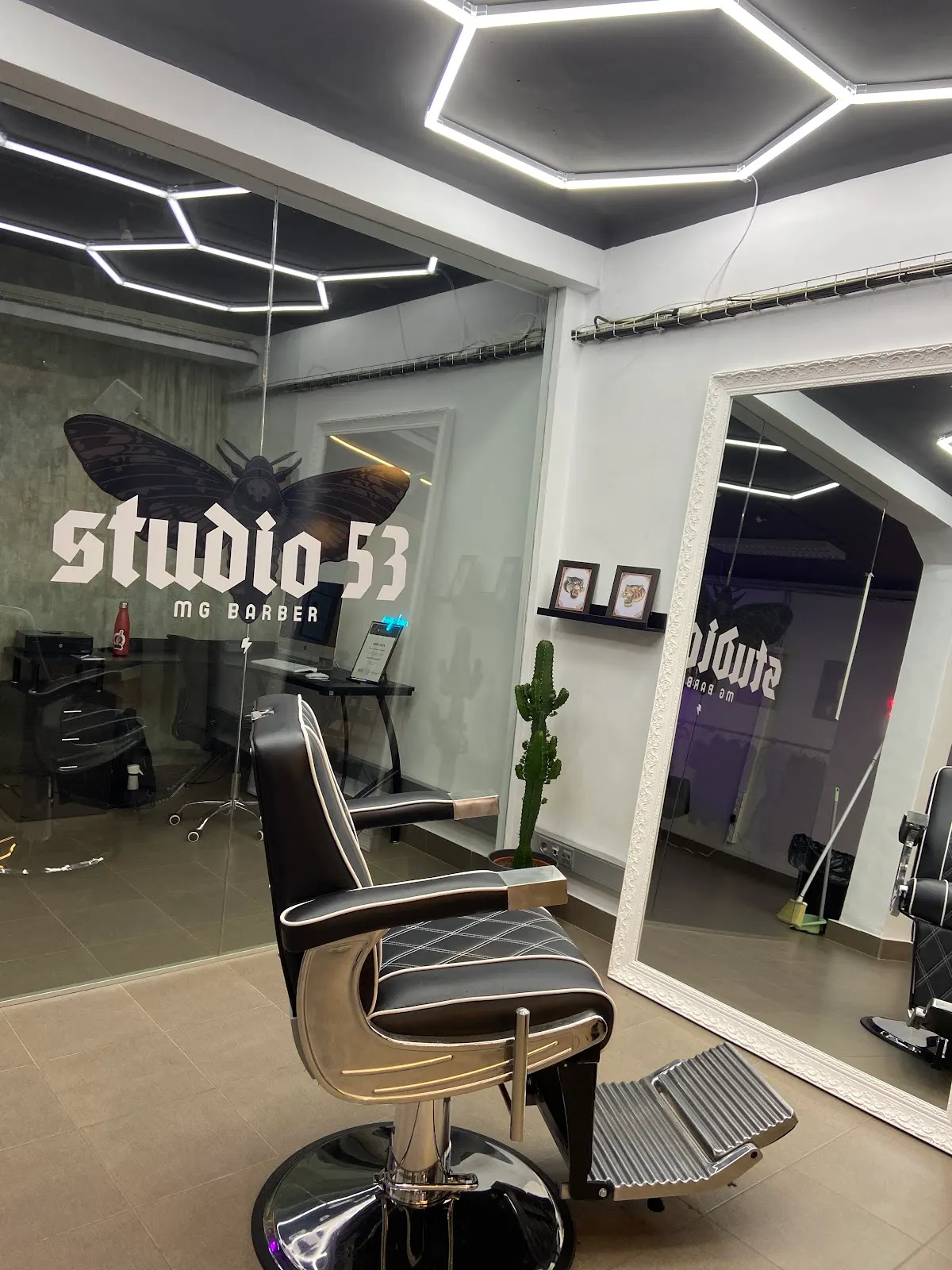 Sillón de barbería y espejo en Studio 53 Barbería Durango