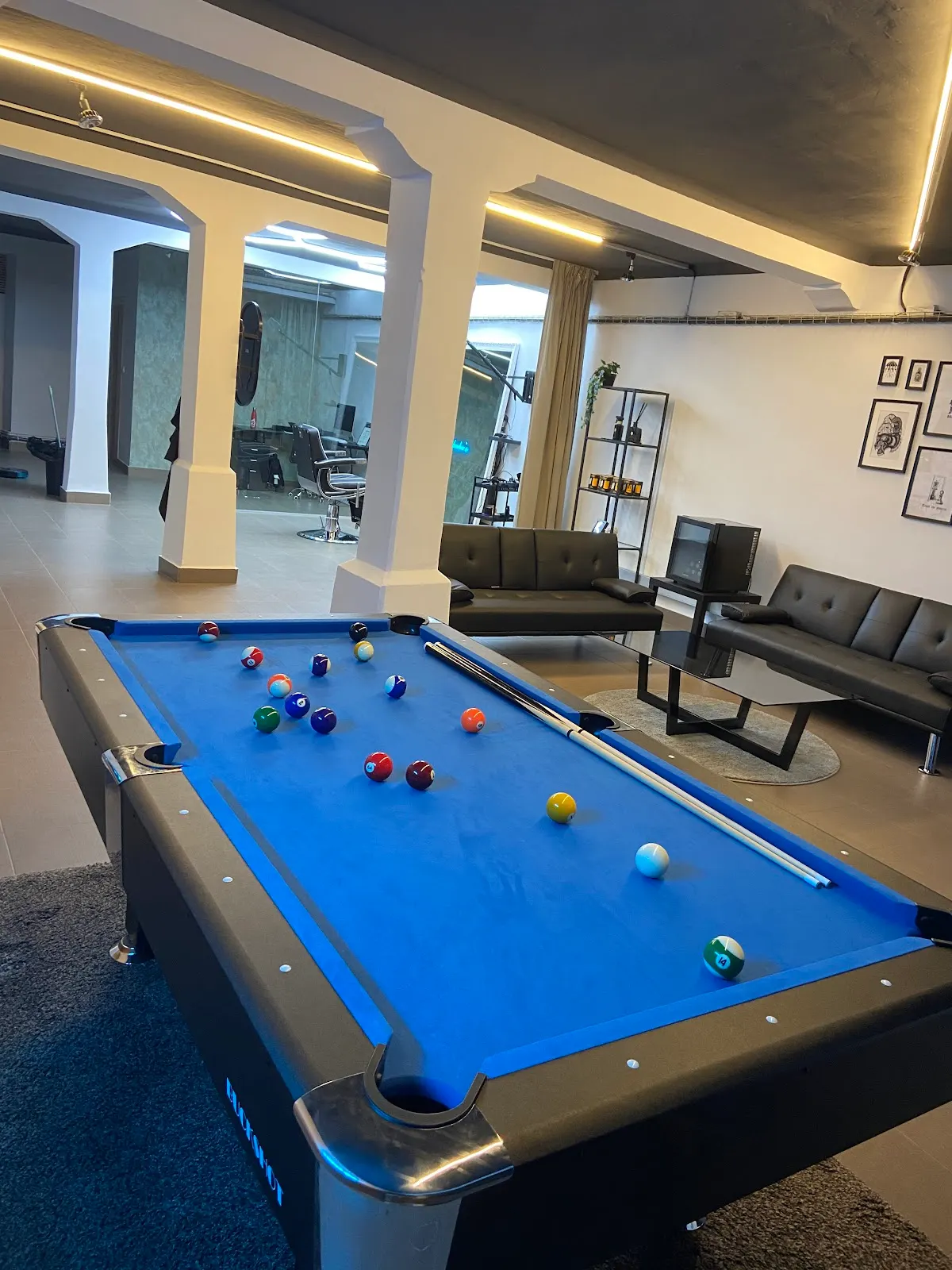 Mesa de billar y zona de espera en Studio 53 Barbería Durango