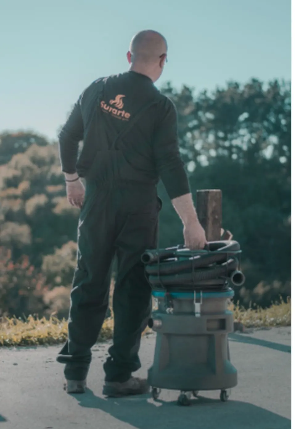 Un trabajador de Surarte trasladando un equipo de limpieza.