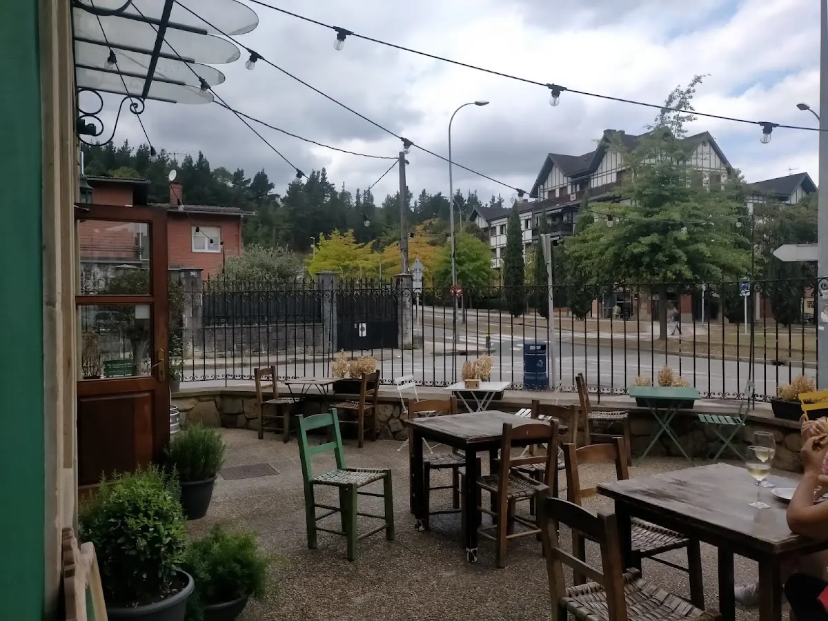 Terraza exterior de Tabira Etxea 33 con mesas y sillas