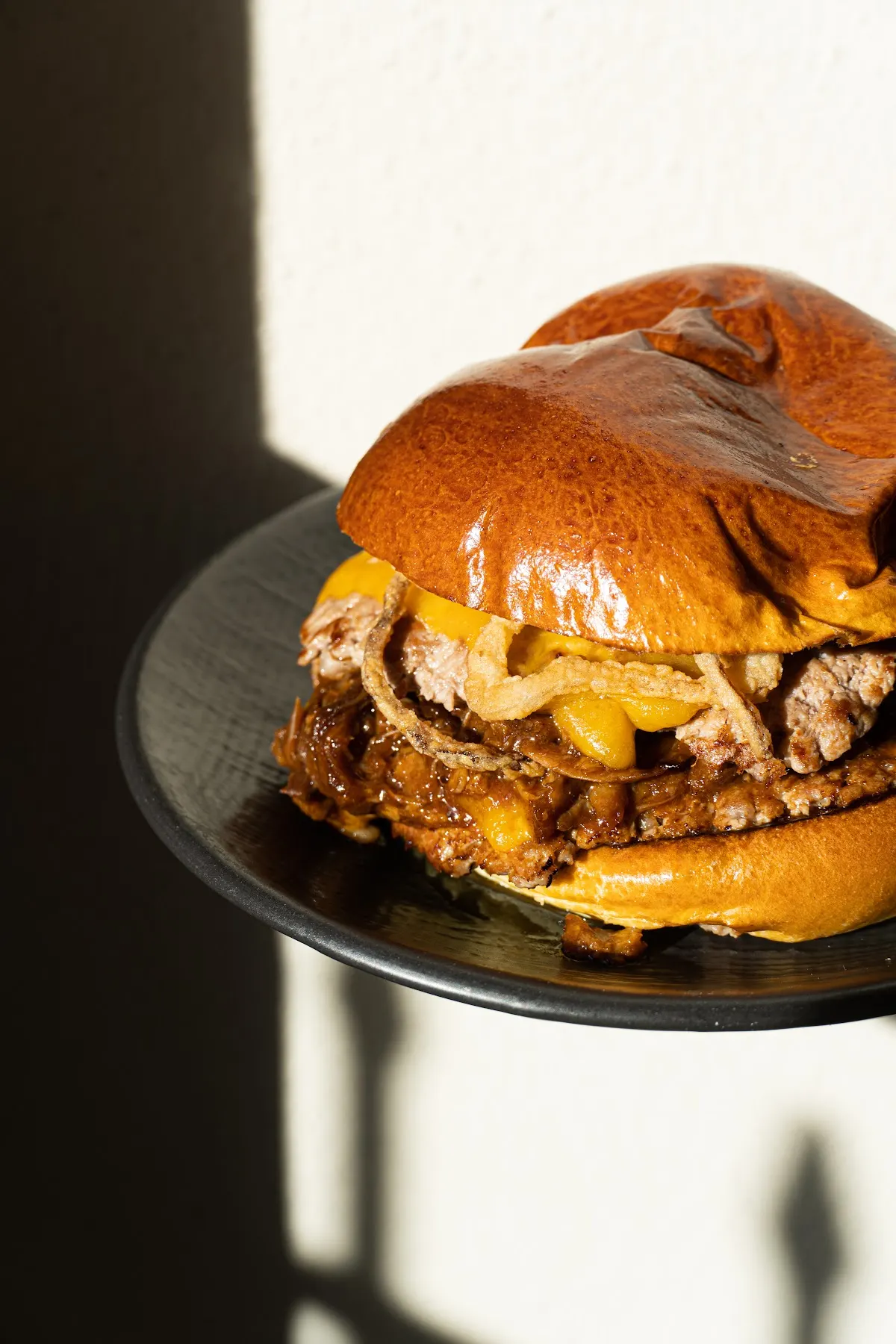 Hamburguesa de Tabira Etxea 33 servida en un plato