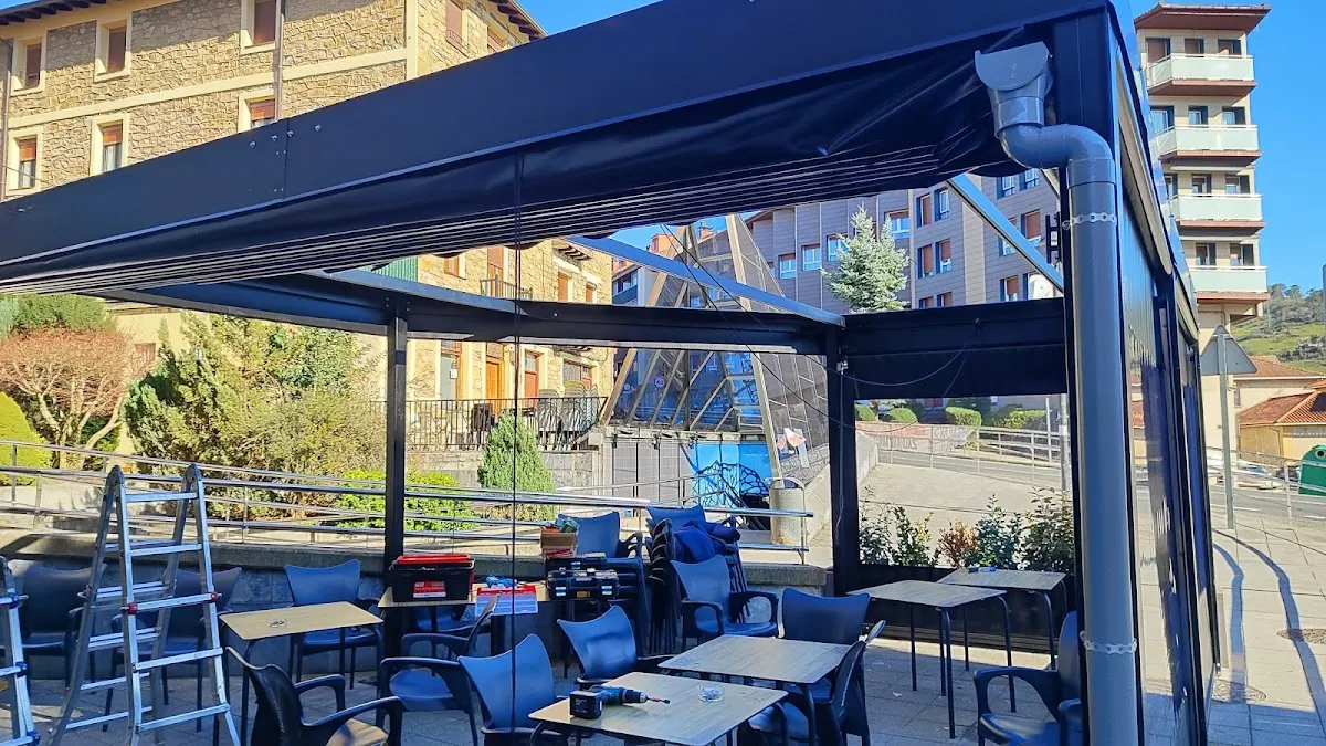 Terraza cubierta de Talka 2.0 con mesas y sillas