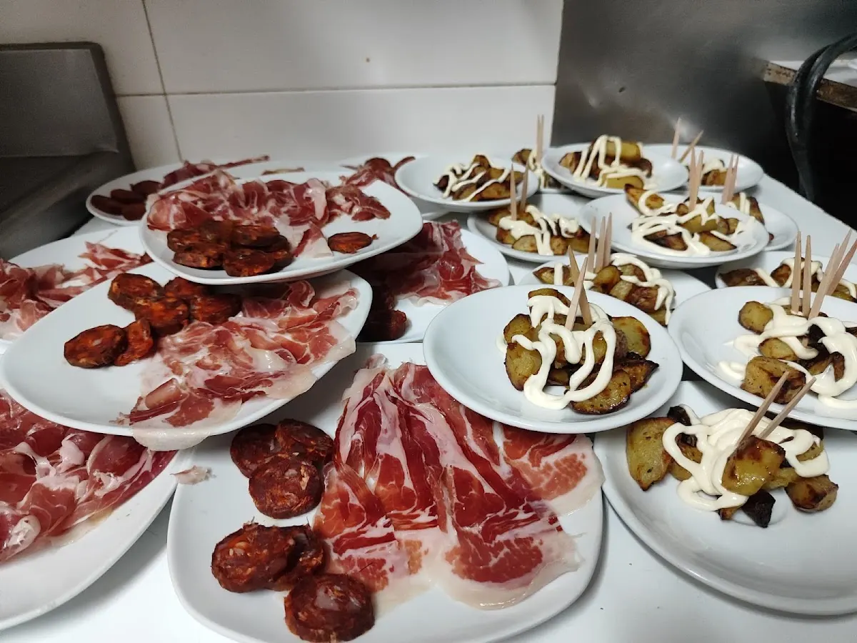 Platos de embutidos y pintxos servidos en Talka 2.0