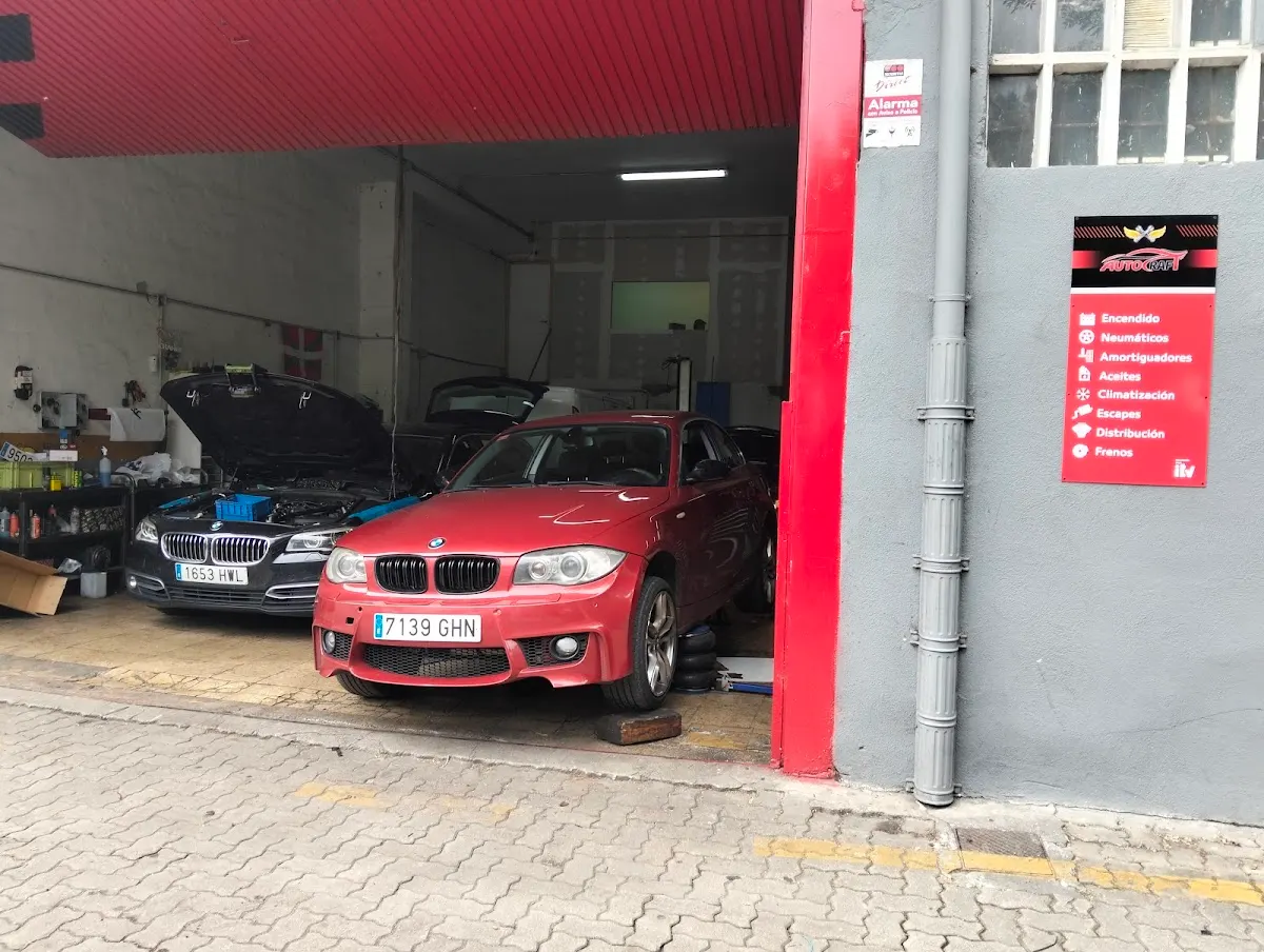 Taller Auto Craft con varios coches en reparación en el interior.
