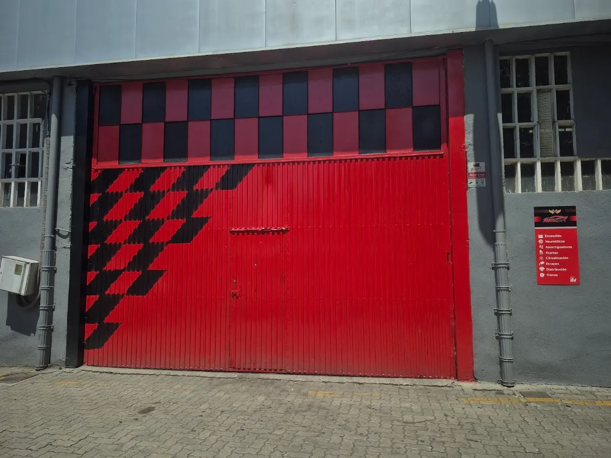 Fachada roja del taller Auto Craft.