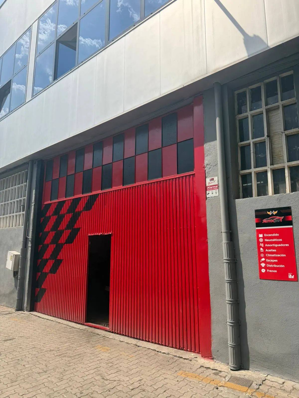 Acceso al taller Auto Craft desde el exterior.