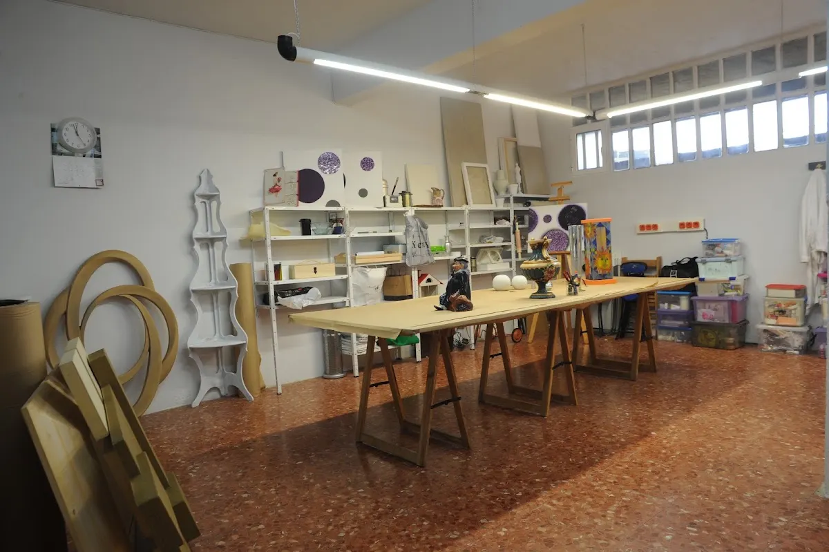 Espacio de trabajo con mesas y materiales para manualidades en Kemy Art