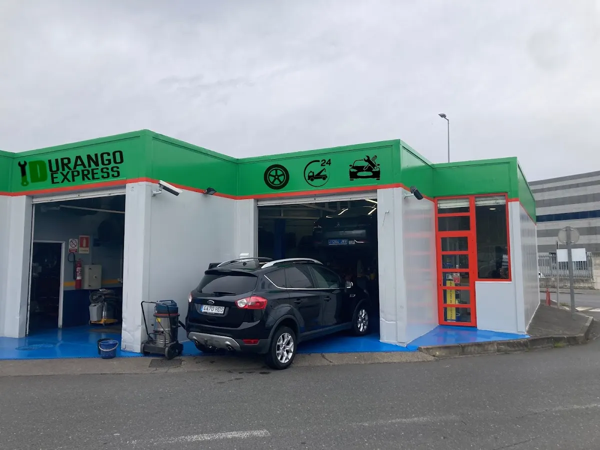 Exterior de Taller Durango Express, con un coche en uno de los puestos de trabajo.