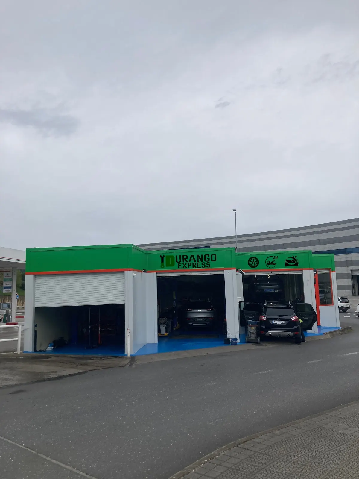 Fachada de Taller Durango Express con varios accesos al taller.