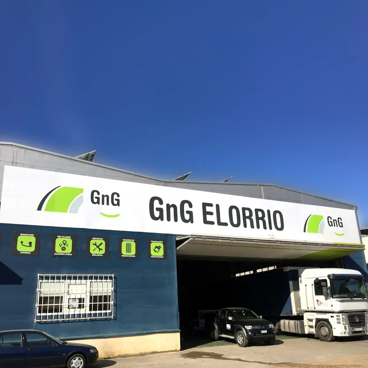Fachada de GnG Elorrio con varios vehículos en la entrada.