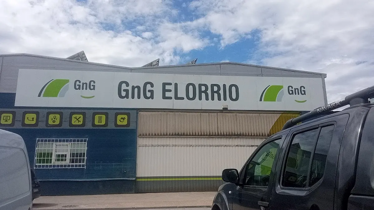 Exterior del taller GnG Elorrio y vehículos aparcados.