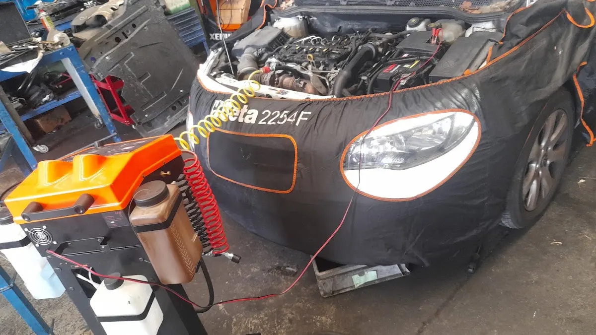 Coche en el taller conectado a un equipo de servicio