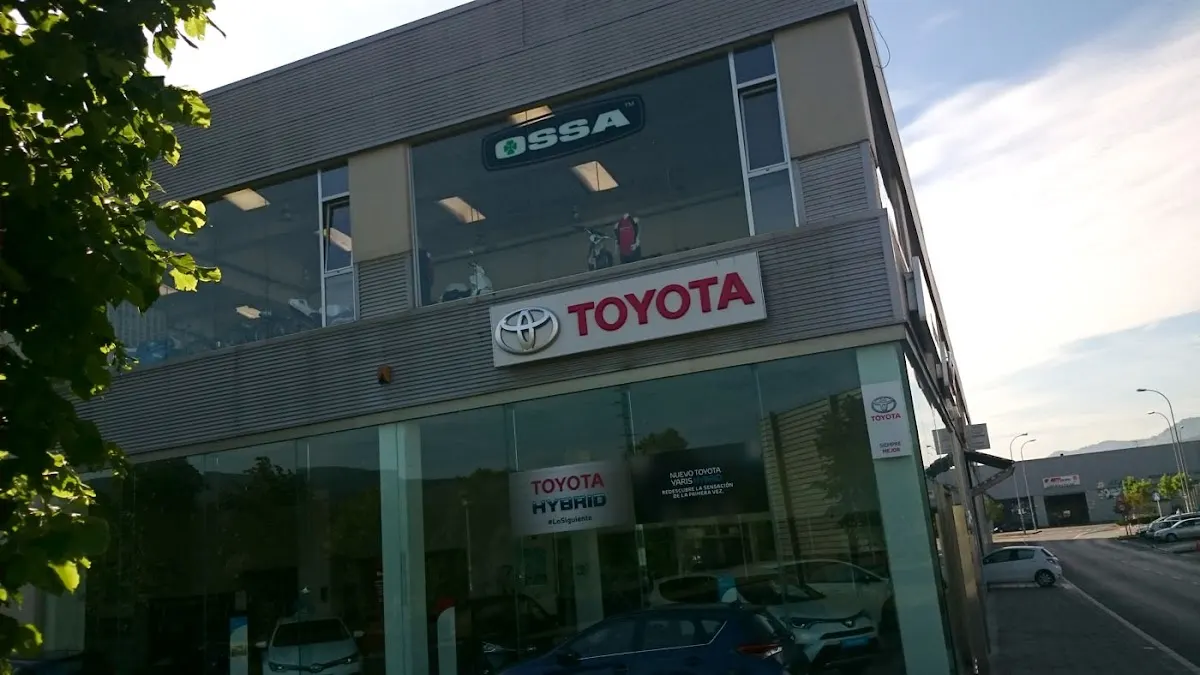 Exterior del edificio de Talleres Tabira con rótulo de Toyota en Durango
