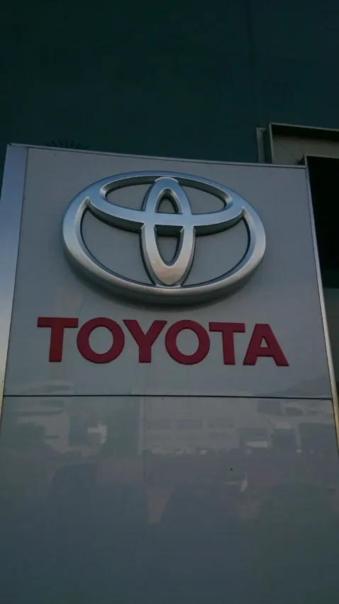Rótulo de Toyota en el exterior del taller