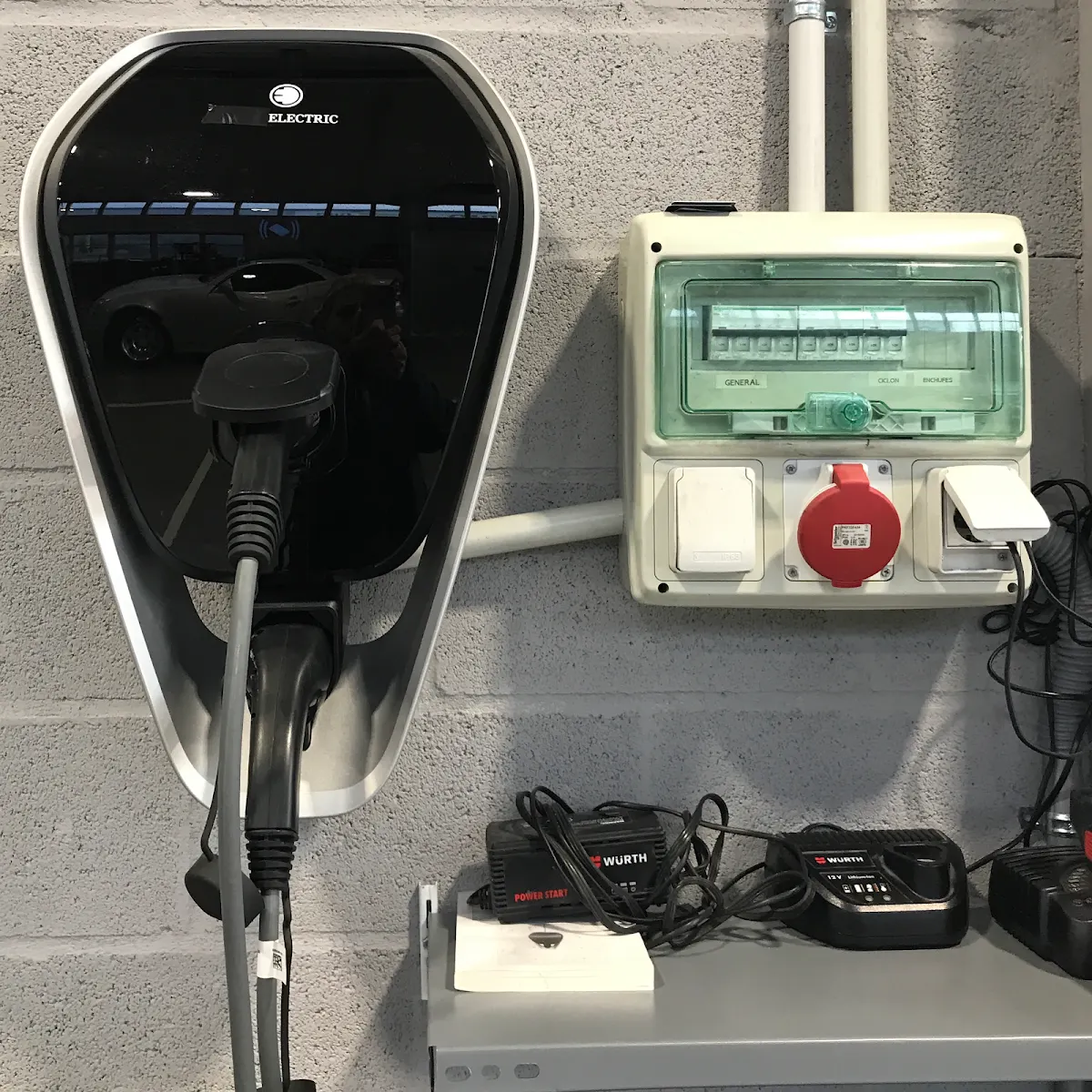 Punto de carga eléctrica y cuadro de conexiones en Talleres Autogain