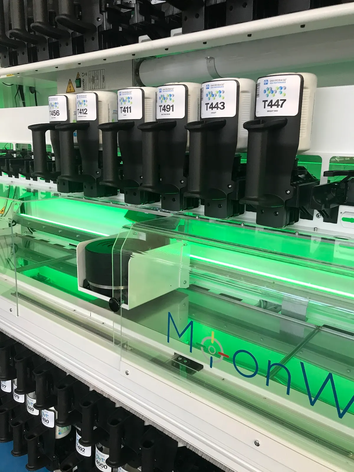 Máquina de mezcla de pintura para automóviles en Talleres Autogain