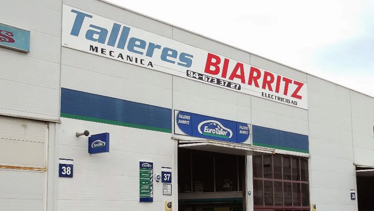 Fachada de Talleres Biarritz 37 en Amorebieta-Etxano, con el acceso al taller mecánico.