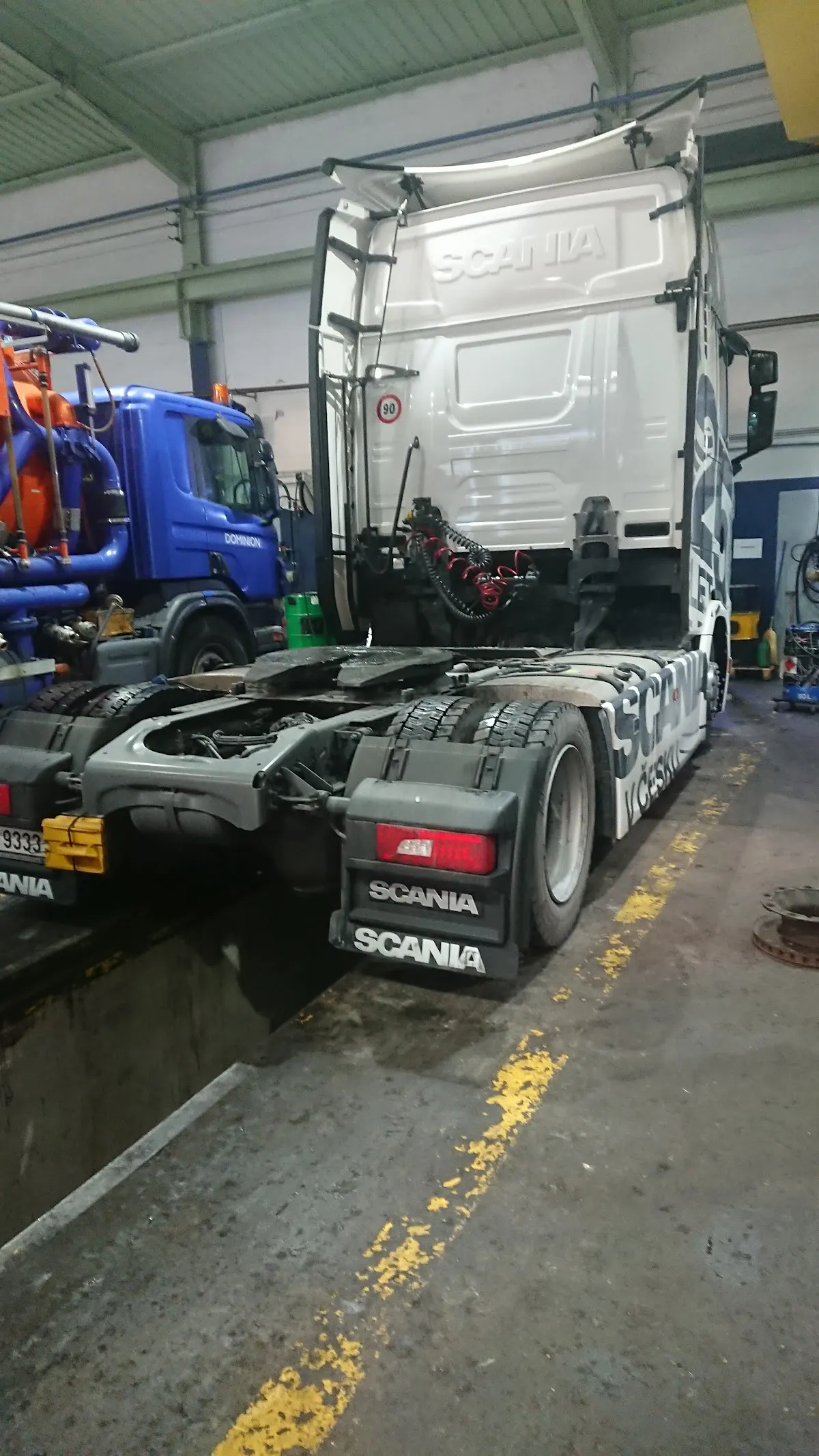 Camión Scania en el interior del taller de TALLERES SAGASTA