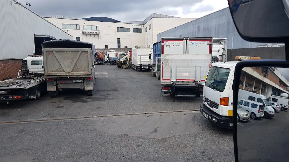 Zona exterior de TALLERES SAGASTA con varios camiones y vehículos