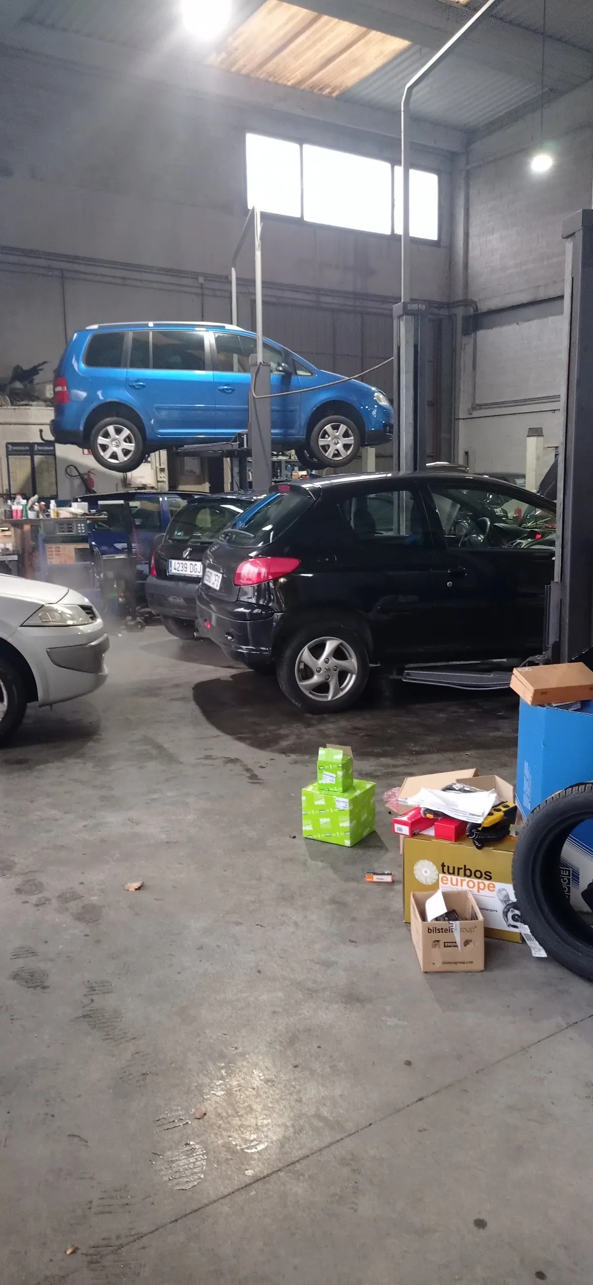 Vehículos en la zona de trabajo de Talleres Zure Ziur.
