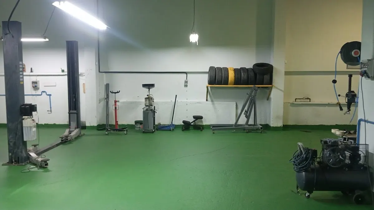 Interior del taller mecánico Talles Reco - Vehículos Cartago en Berriz