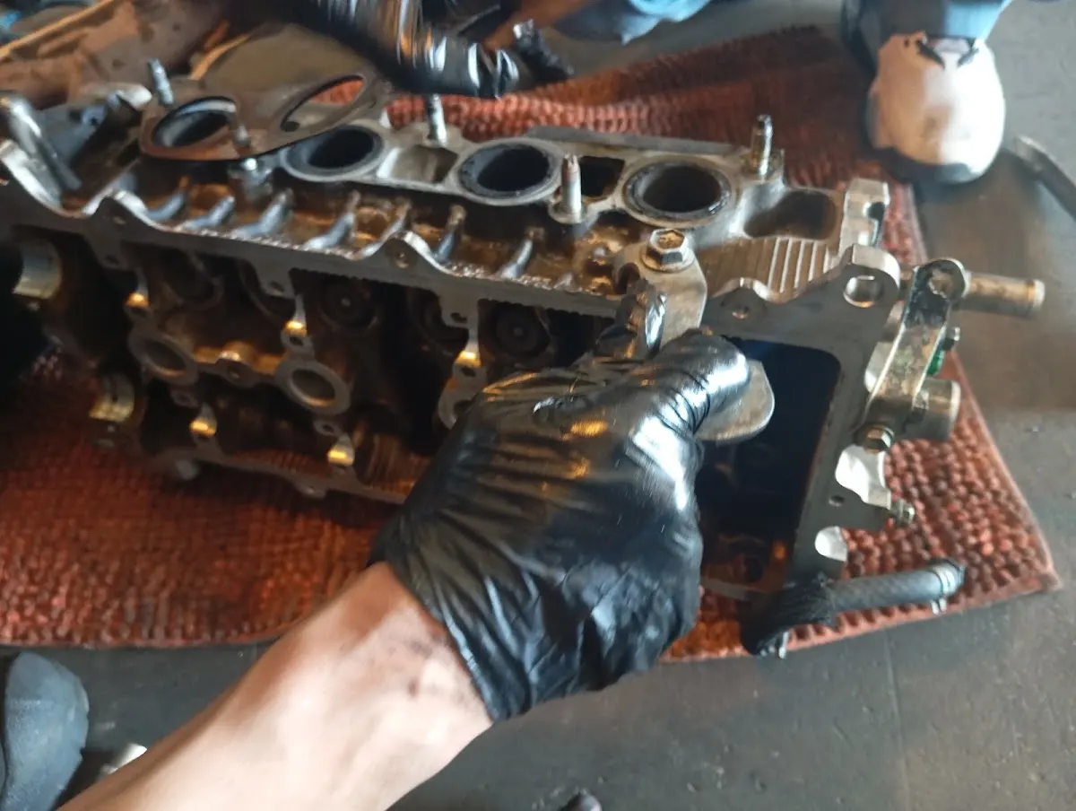 Trabajo de reparación en un motor desmontado en Talles Reco - Vehículos Cartago