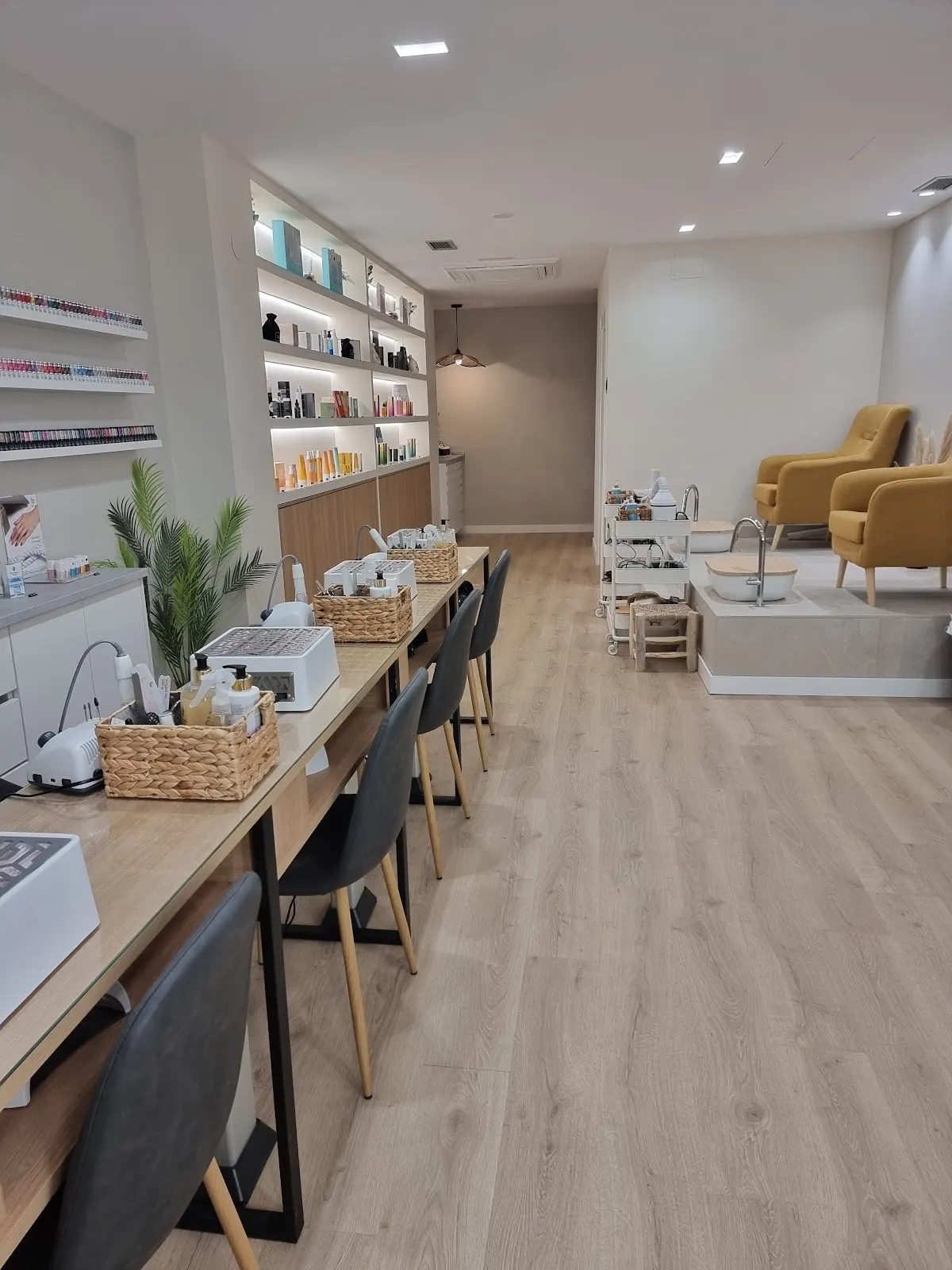 Interior de Tania Santos Durango, con mesas de manicura y sillones de tratamiento.