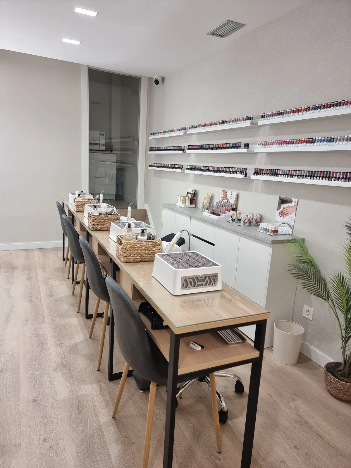 Mesas y puestos de manicura en Tania Santos Durango.