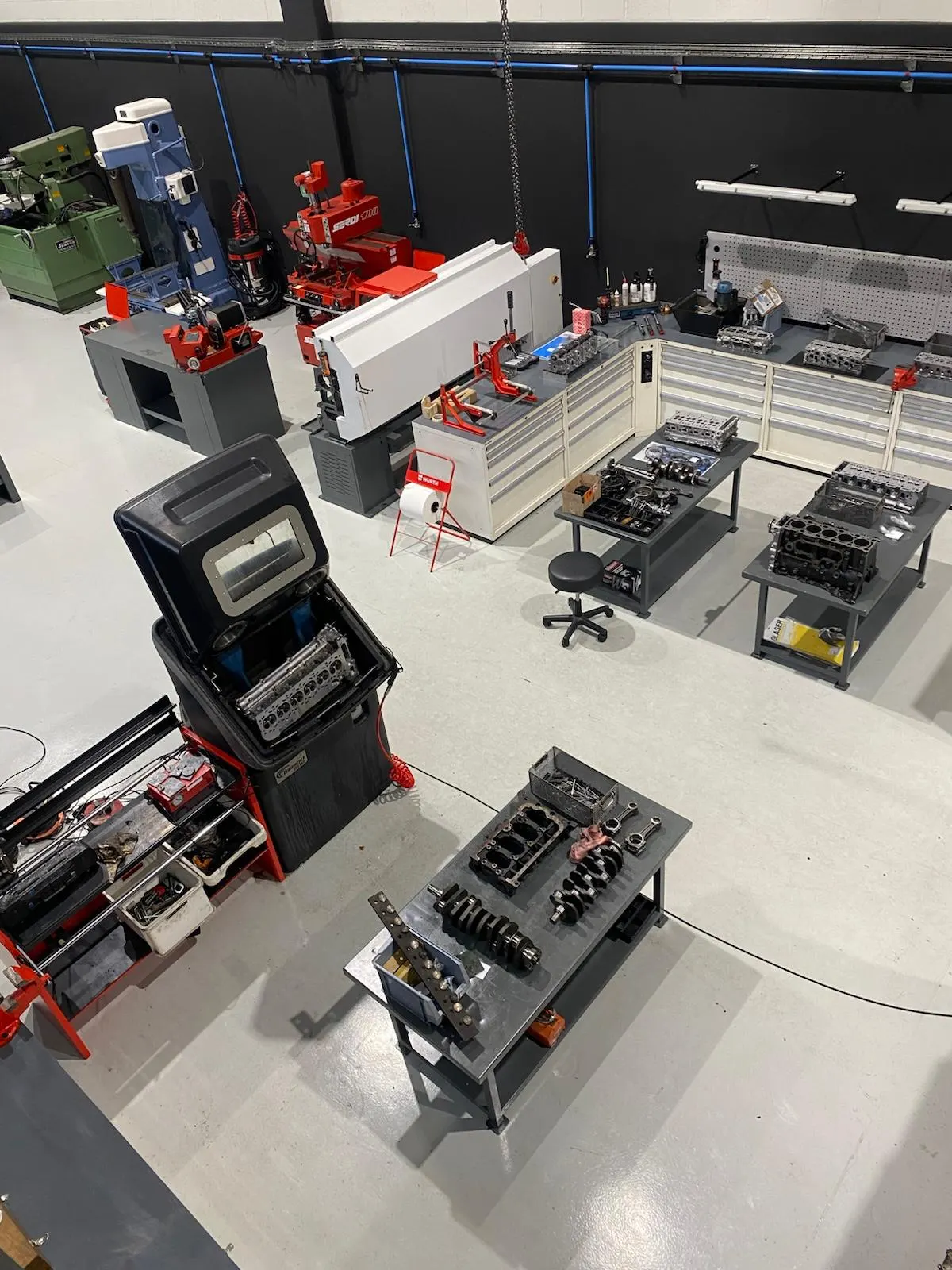 Maquinaria y equipos de rectificado de motores en el taller de TEKNIMOTOR