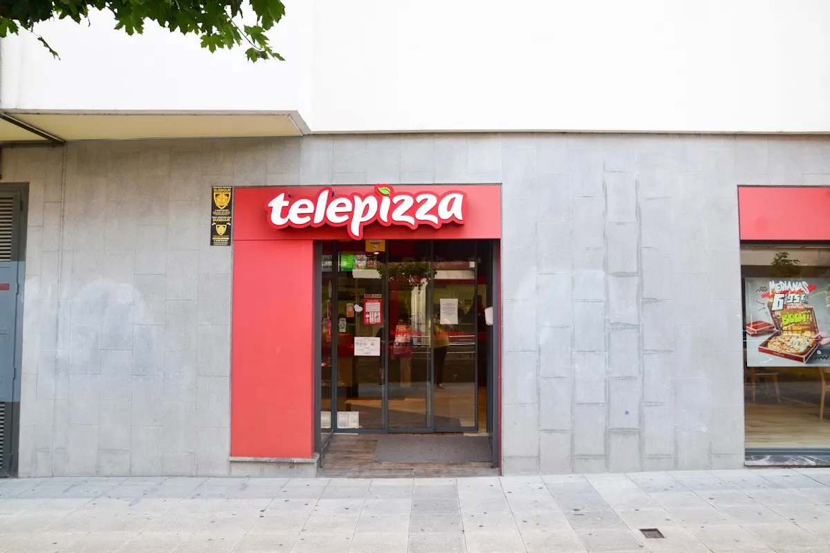 Entrada del restaurante Telepizza Durango, con el rótulo sobre la puerta.