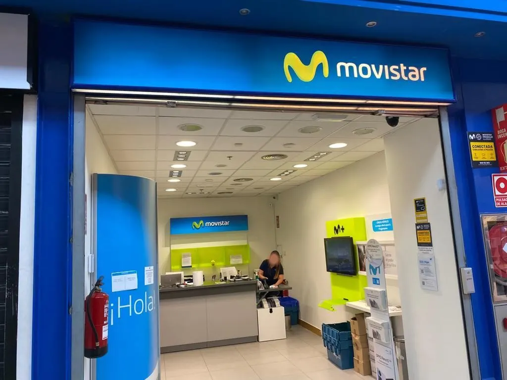 Entrada de la Tienda Movistar en Abadiño, con el rótulo azul visible.