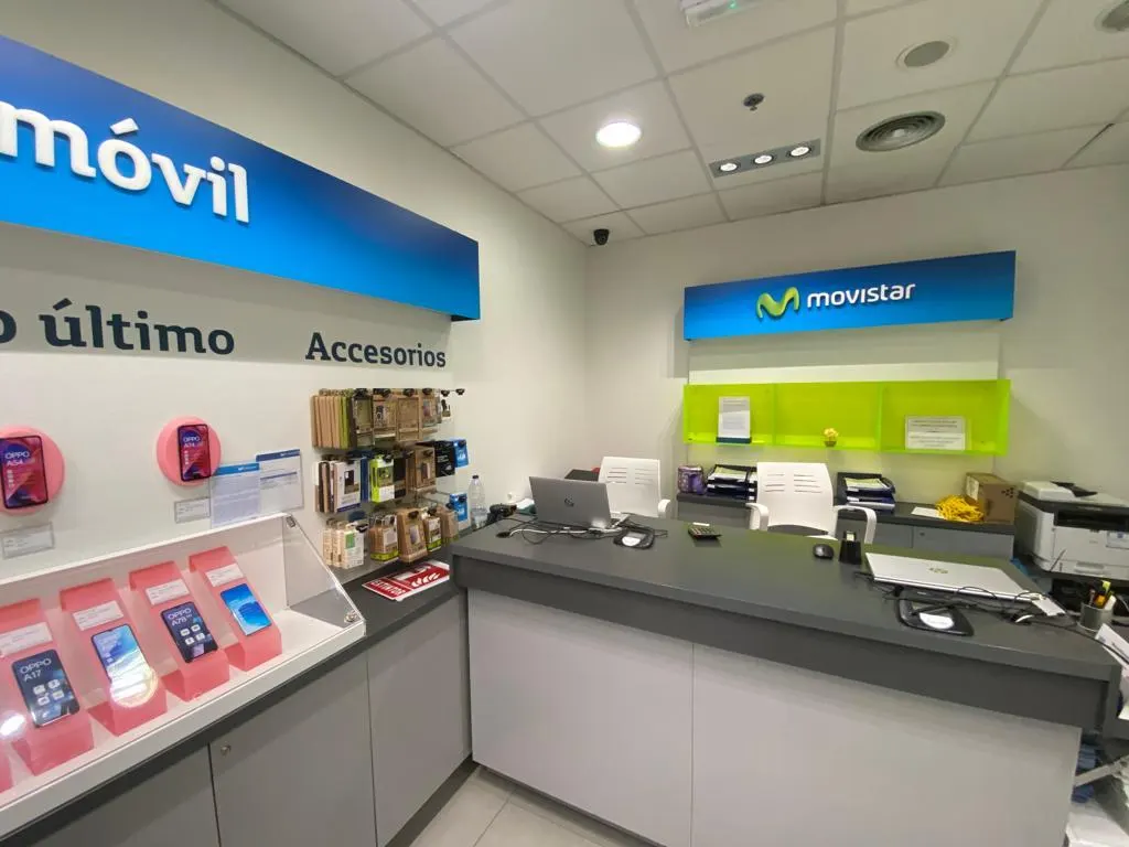 Mostrador de atención y expositores de teléfonos en la Tienda Movistar.