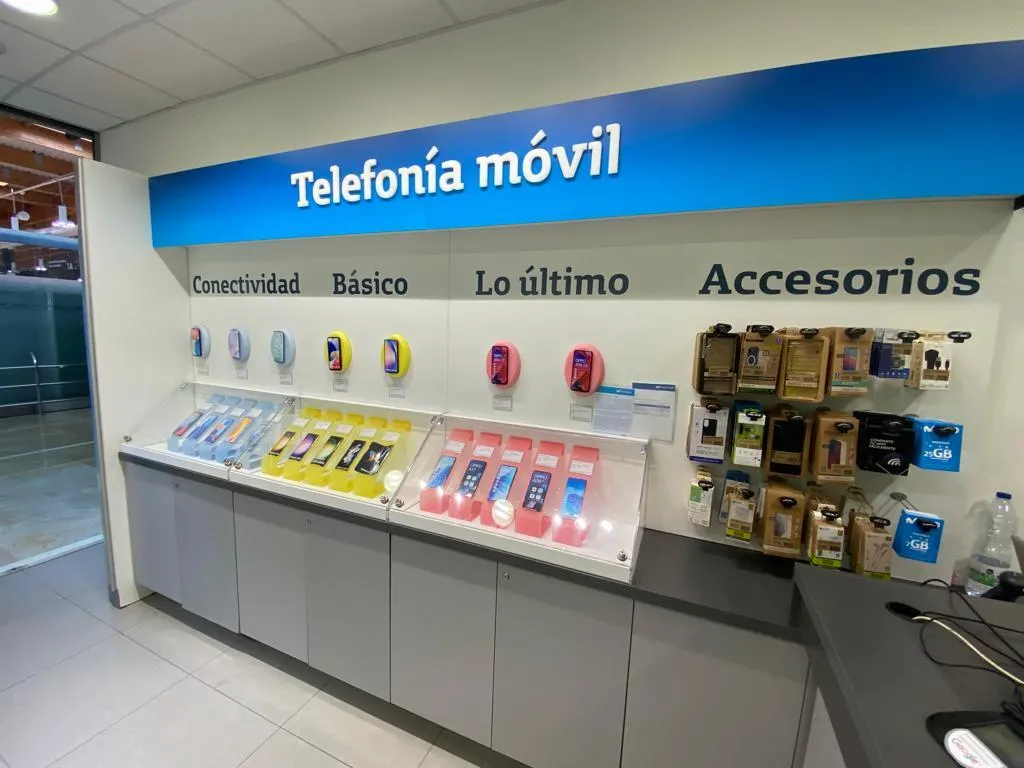 Expositor de móviles y accesorios de la Tienda Movistar.