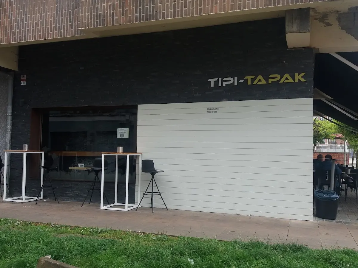 Fachada del bar TIPI TAPAK en Traña-Matiena
