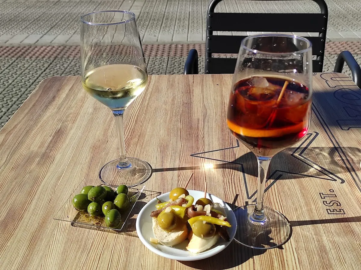 Bebidas y pintxos servidos en una mesa exterior de TIPI TAPAK