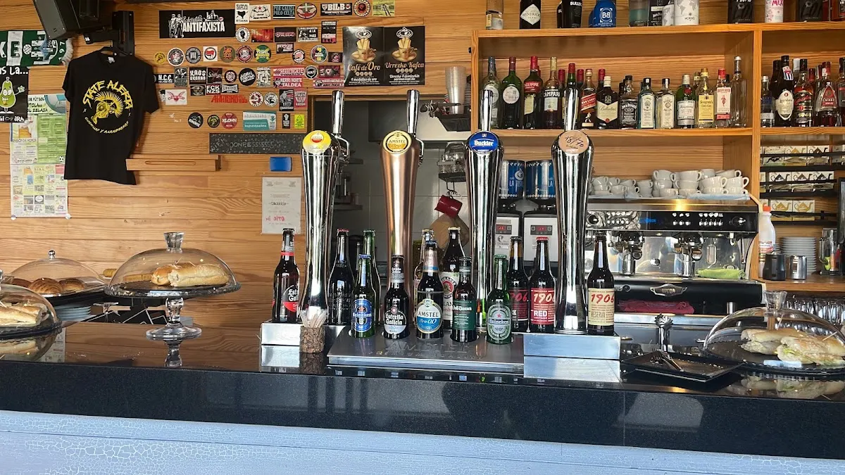 Barra de TIPI TAPAK con grifos de cerveza y pintxos