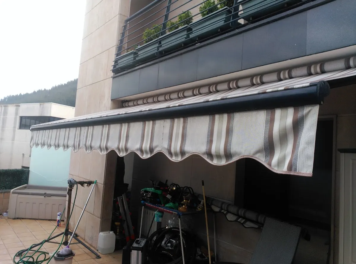 Toldo rayado instalado en una terraza por Toldos BETIKO